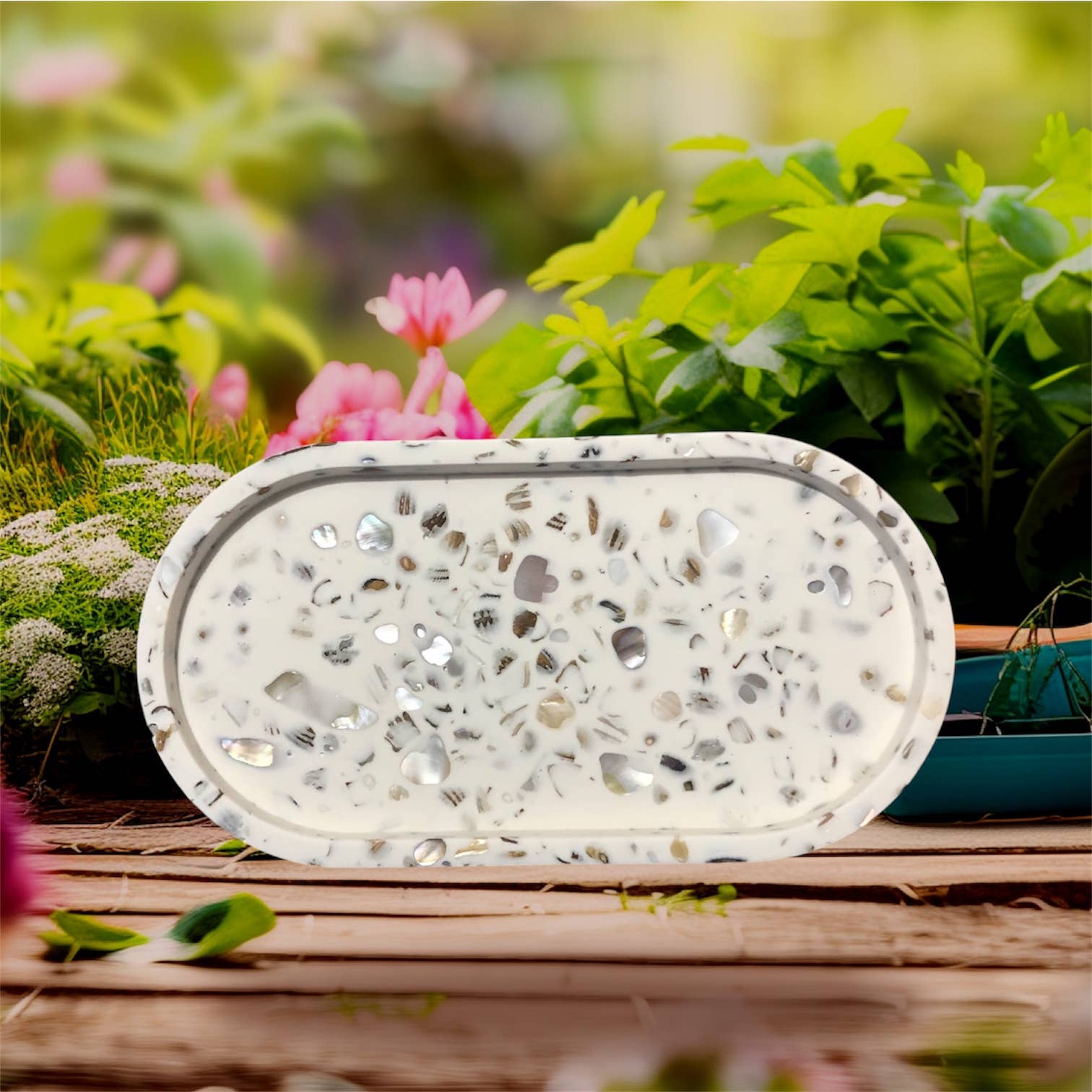 Eco Homeware Studio - Wholesale Decoratief dienblad - Handgemaakt ovale tray van Jesmonite - wit met oesterschelpen1