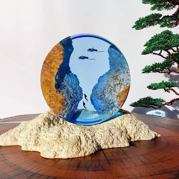 Merchemy - Wholesale Night Light - Handmade Resin Lamp Manta Ray and Divers Ocean Night Light1