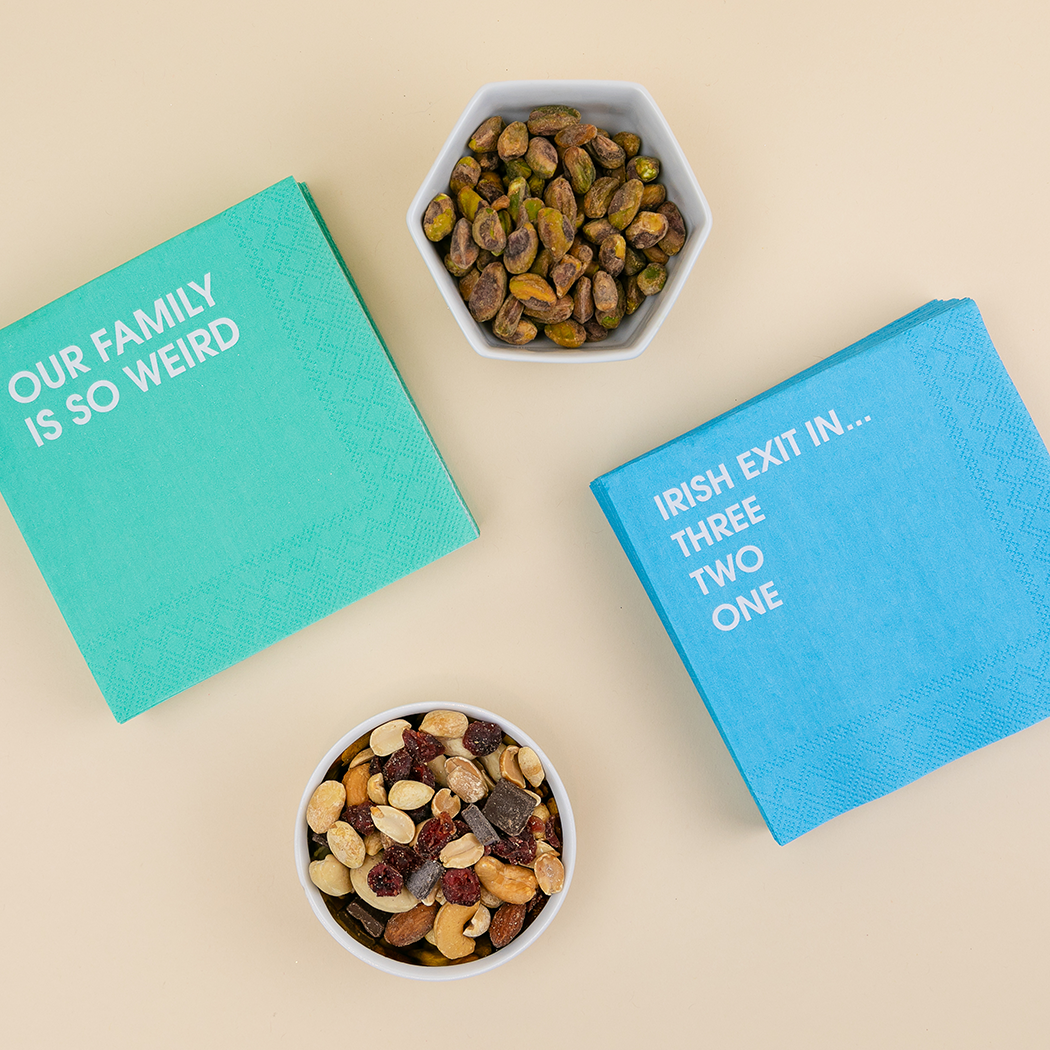 Chez Gagné - Wholesale Wegwerpservet - Onze familie is zo raar - Kleurrijke cocktailservetten1