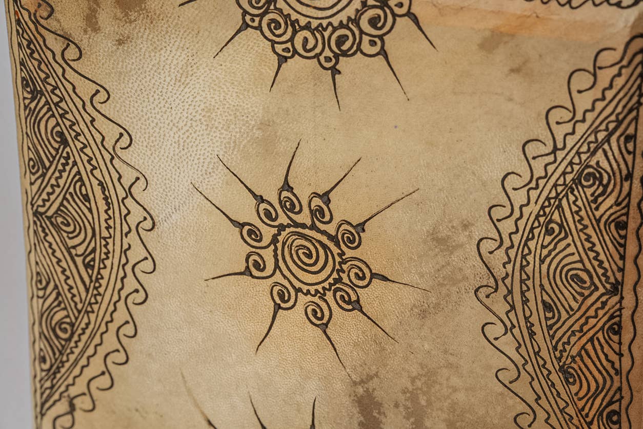 Verve Culture – Engroshandel Musikinstrument – Marokkansk firkantet tromme med gedeskind og henna3