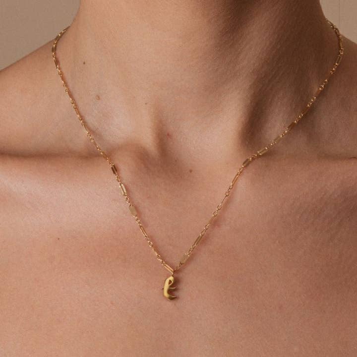 Collier initiale « E » pour la vente par Kolohe