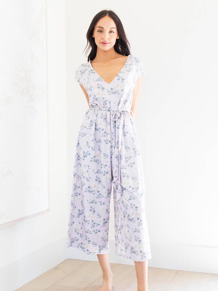 Barboteuse Errand Day à imprimé roses blanches pour la vente par PRIV Collections