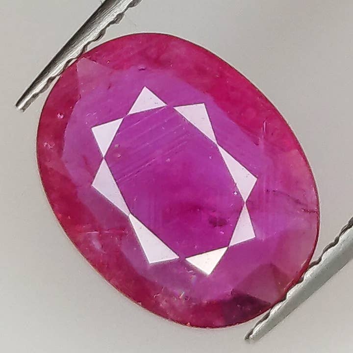 2,25 ct Rubin oval Größe 10,6 x 8,1 mm für den Großhandel von Naturjoya
