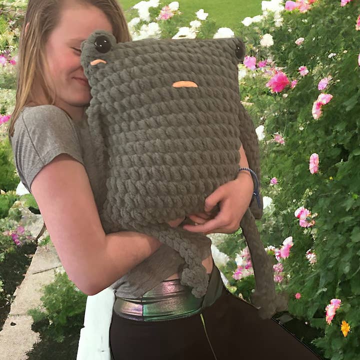 Jumbo viktad långbent groda plysch för wholesale av IvyThreads