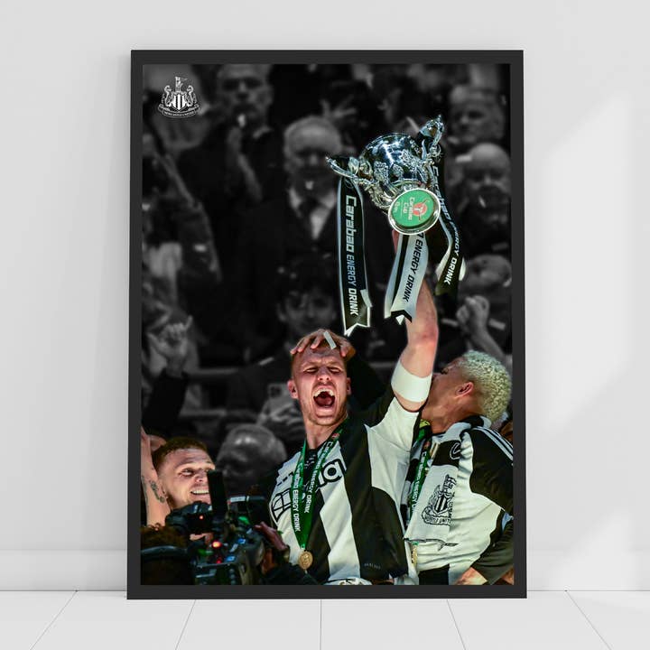 Stampa dei Vincitori della Coppa del Newcastle United - Poster Ritratto di Dan Burn che Solleva il Trofeo per la vendita all'ingrosso da parte di Themed