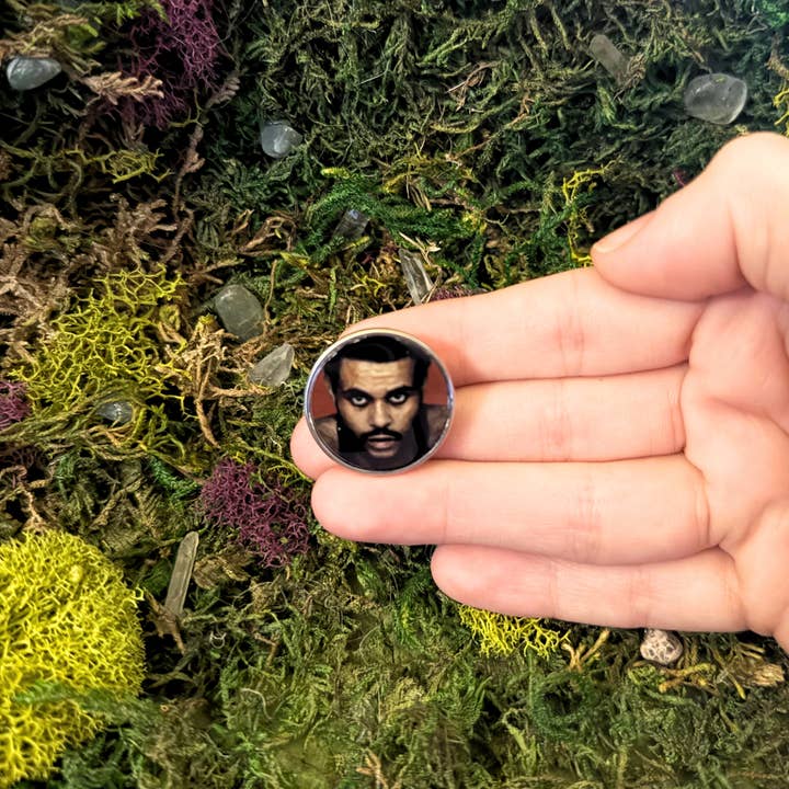 The Weeknd Skynda på i morgon Emaljpin för wholesale av The Shadow Witch