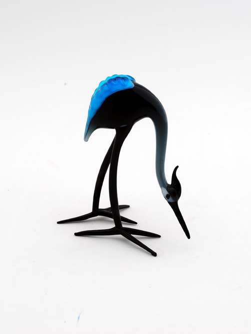 Garça-azul em pé com o pescoço abaixado por atacado de WGK Glass Art Inc