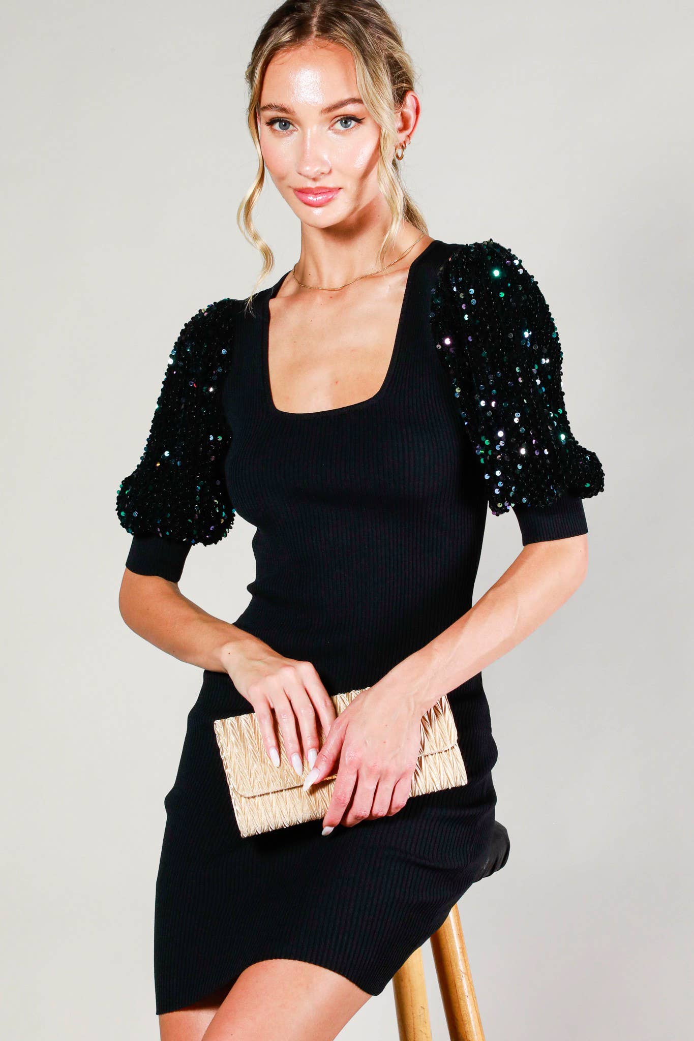 Vine & Love – Großhandel Kleid – Damen – Rippenstrick-Minikleid mit Pailletten-Details und Puffärmeln VD8152313