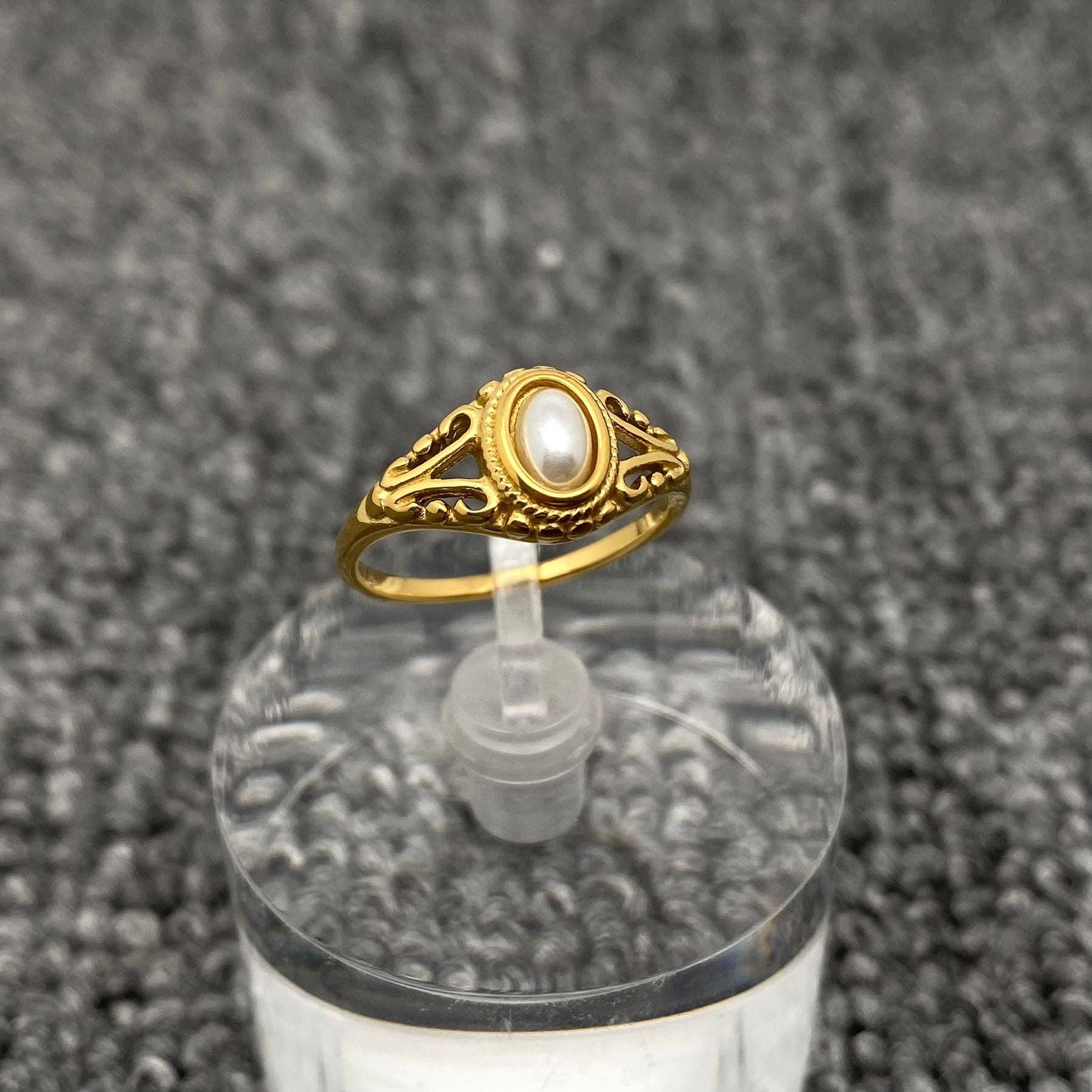 Mio Queena - Venta al por mayor Anillos solitarios - Anillo vintage con perla incrustada y baño de oro 18K en acero inoxidable - Mio Queena