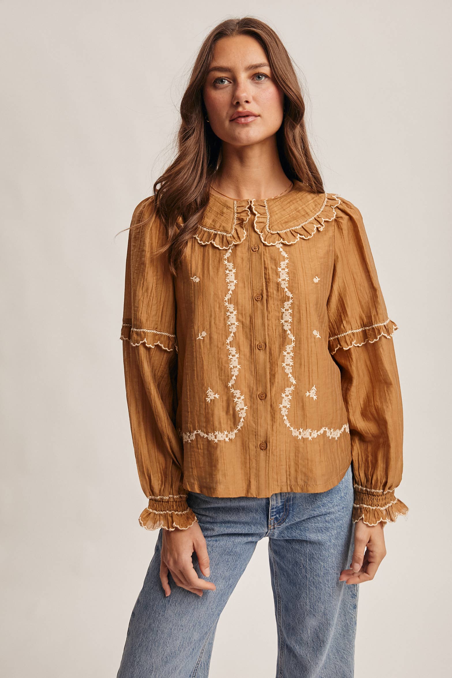 Forte – wholesale Blus - Dam – Broderad blus i bomull med volangkrage FT00035