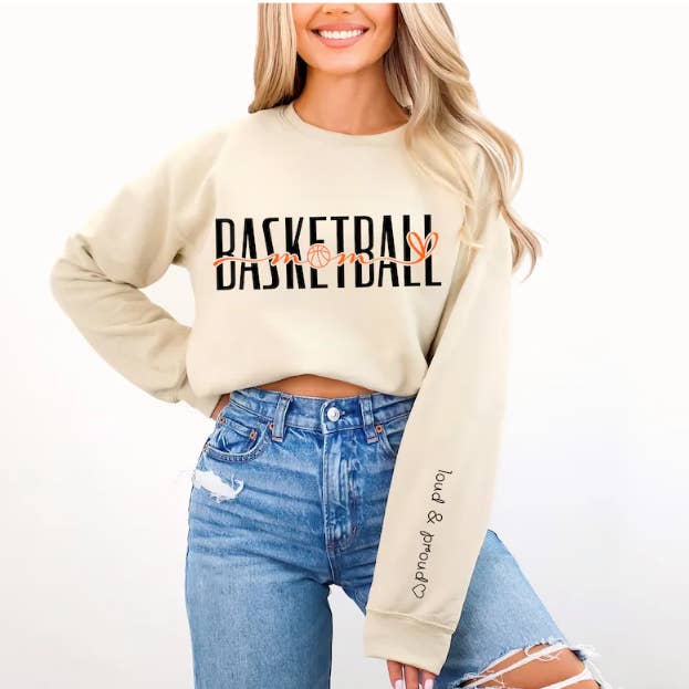 Basketbalmoeder Luid & Trots Sweatshirt voor wholesale door Southern Backroad Tees LLC