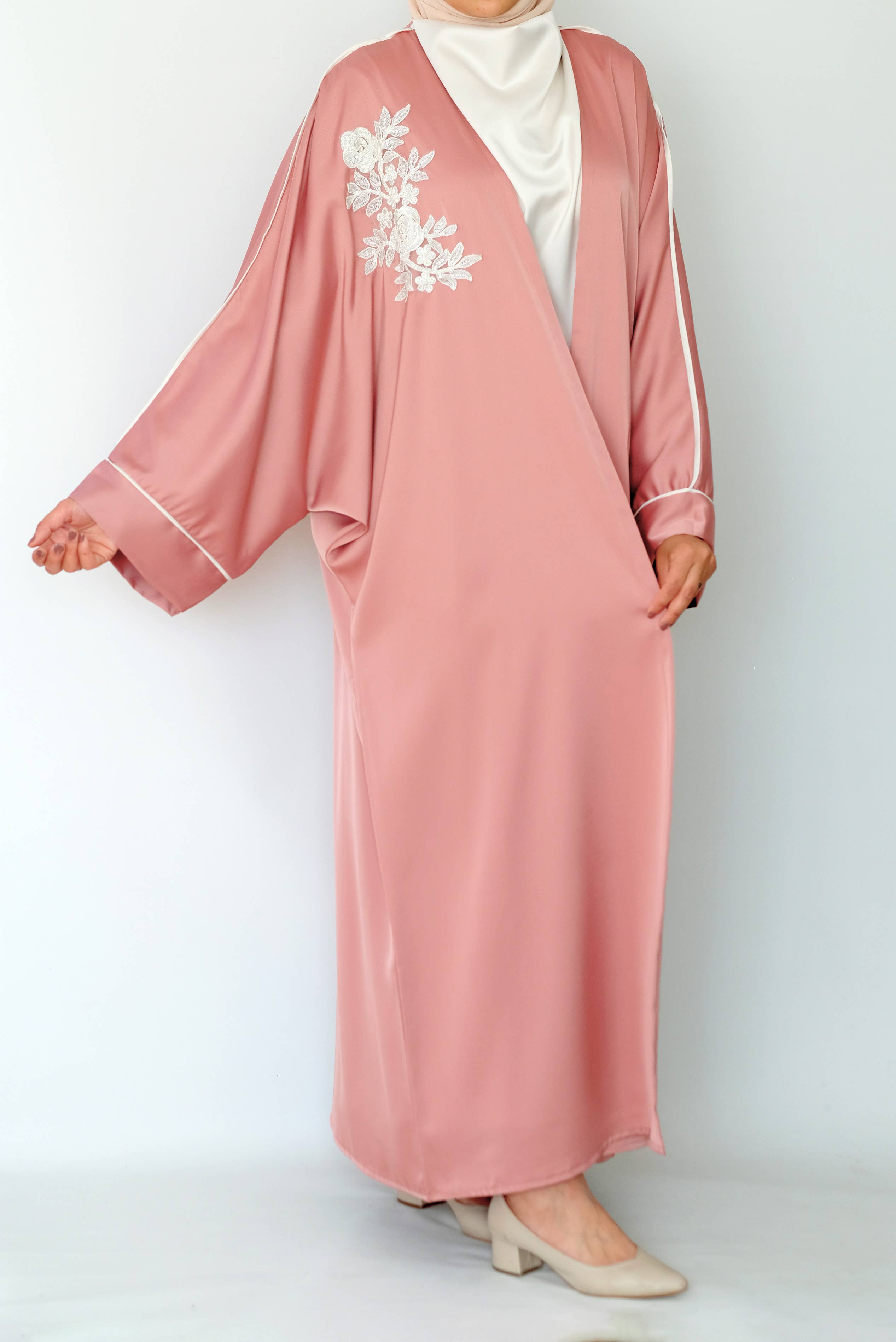 SAIS Fashion – wholesale Kaftan - Dam – Tvådelad abaya med fjärilsärm i rosa och pistasch1