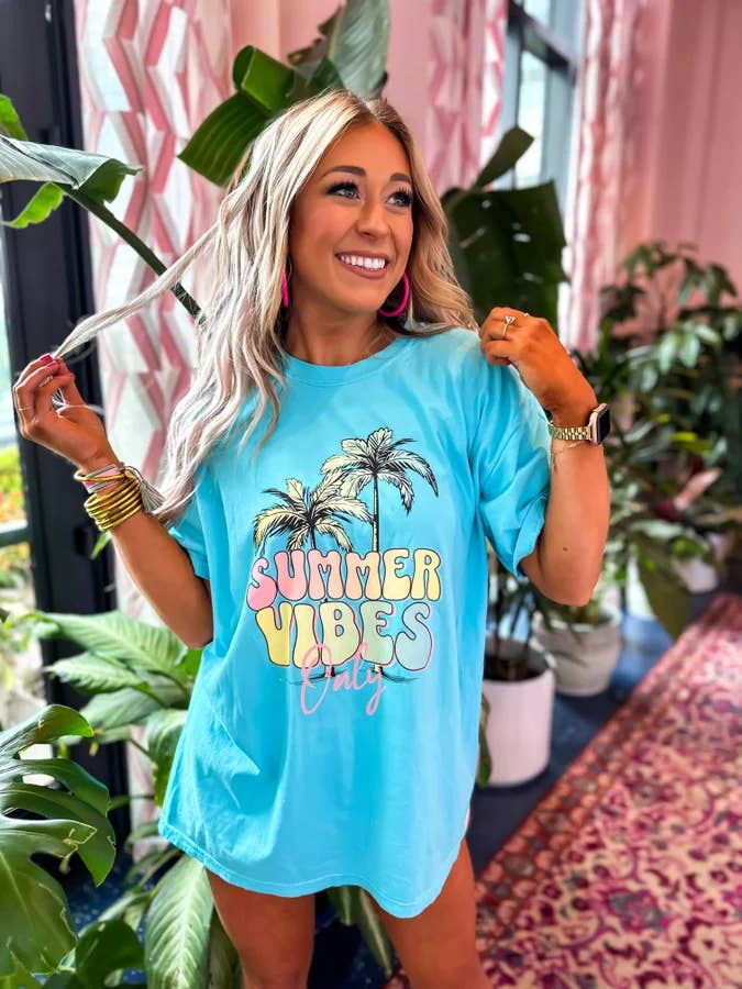 Summer Vibes Lagoon Blue Graphic Tee for engroshandel hos birdie