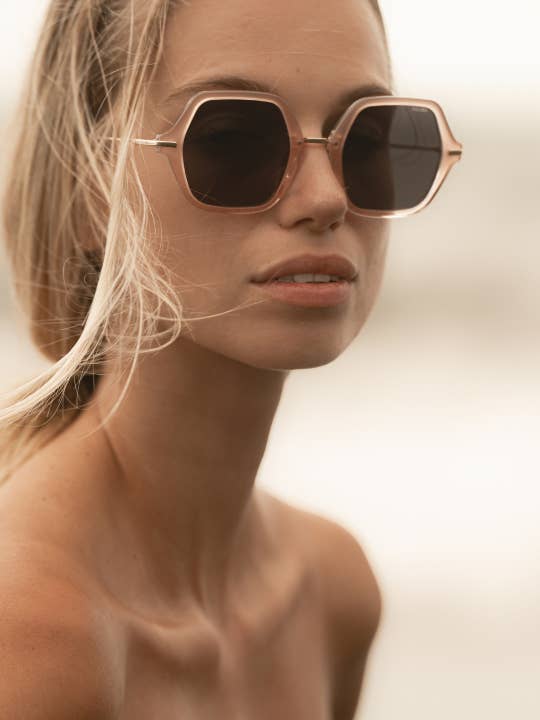 champanhe por atacado de Anea Hill