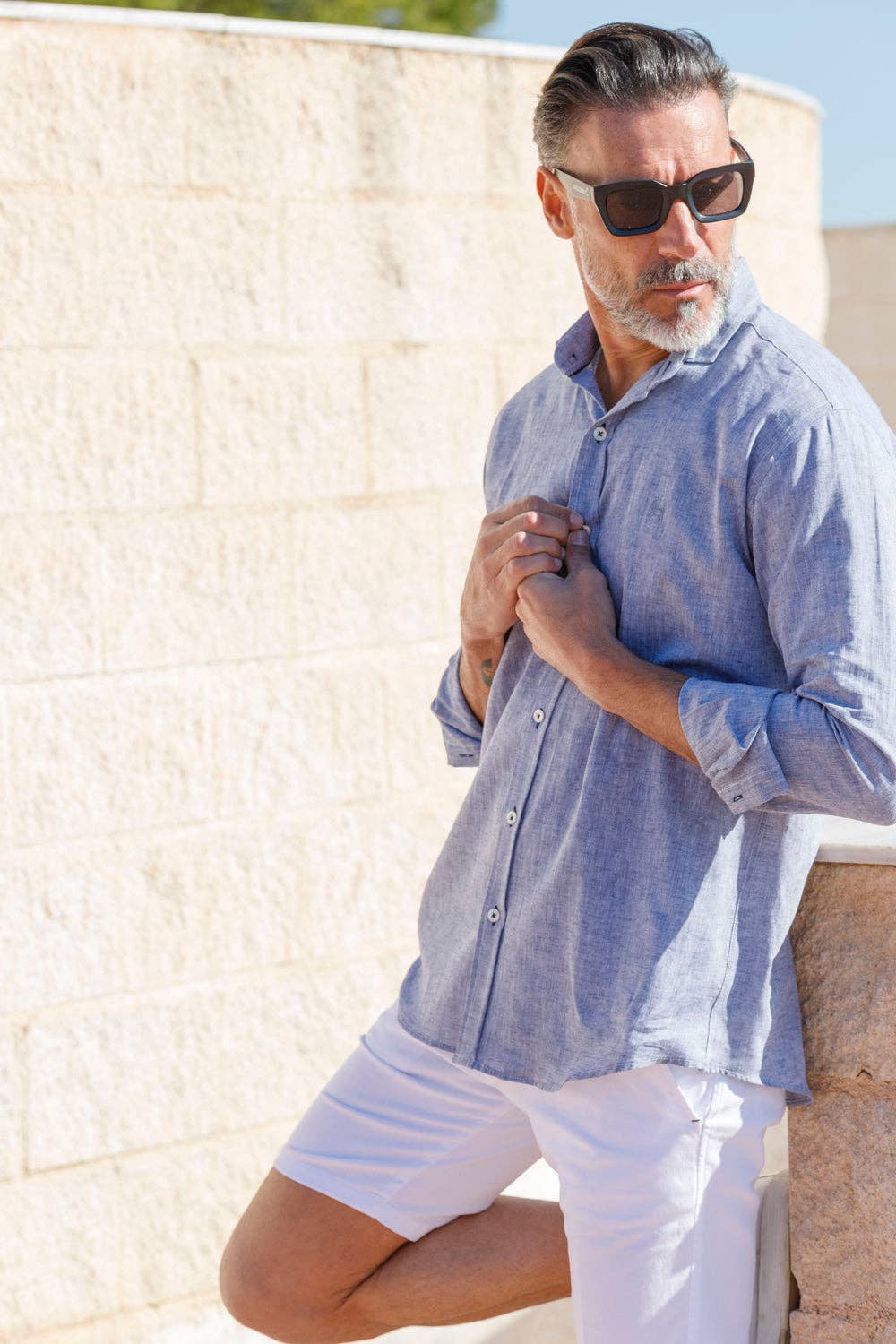 Custi Mikelo: Men's Clothing & Christmas Gifts – Großhandel Hemd mit Button-down-Kragen – Herren – Graues Leinenhemd | Ibiza1