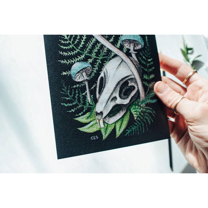 Impression de champignons Stropharia Aureginosa et de crâne de souris des champs pour la vente par Brevity Art