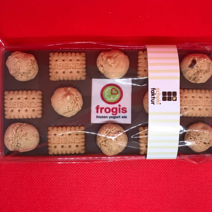 Milk chocolate with company logo "landscape format" with butter biscuits and amarettini for wholesale by Schokifaktur