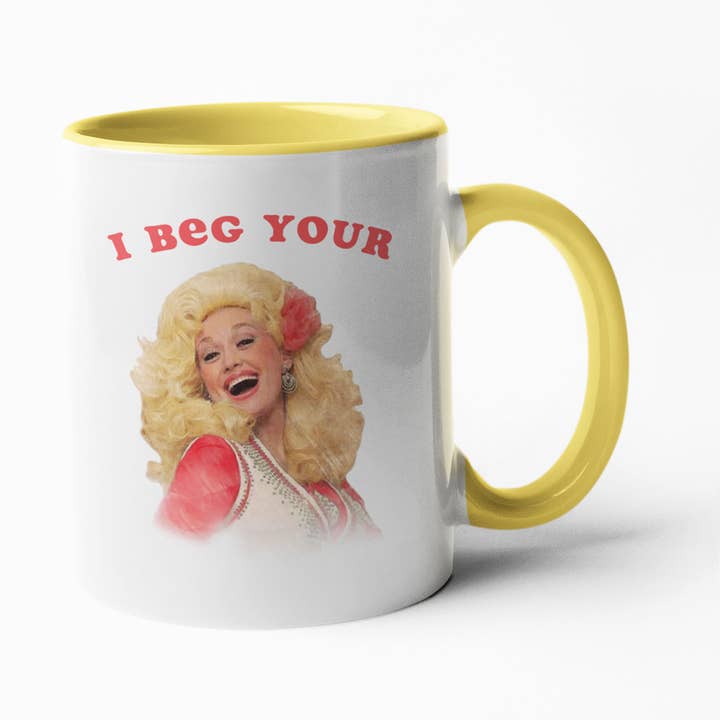 Ik smeek je Dolly Parton- gele koffiemok voor wholesale door Calm Down Caren
