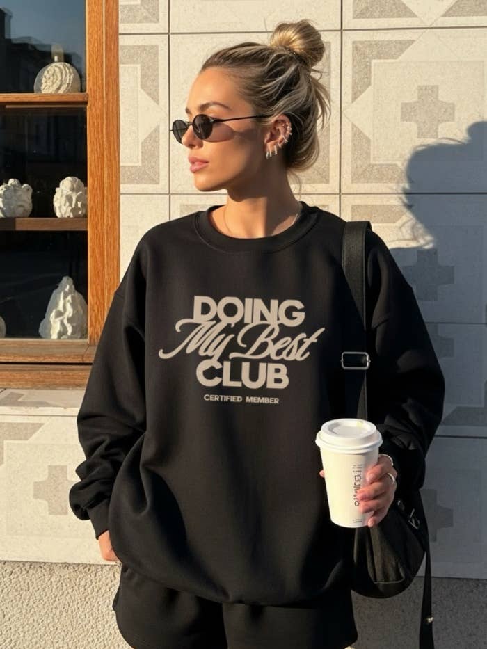 Felpa Girocollo Doing My Best Club per la vendita all'ingrosso da parte di LOLA MAGNOLIA