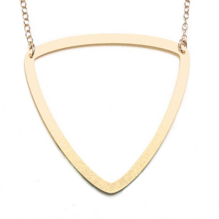 Grande collana con pendente a triangolo curvilineo in oro e argento per la vendita all'ingrosso da parte di Brevity.