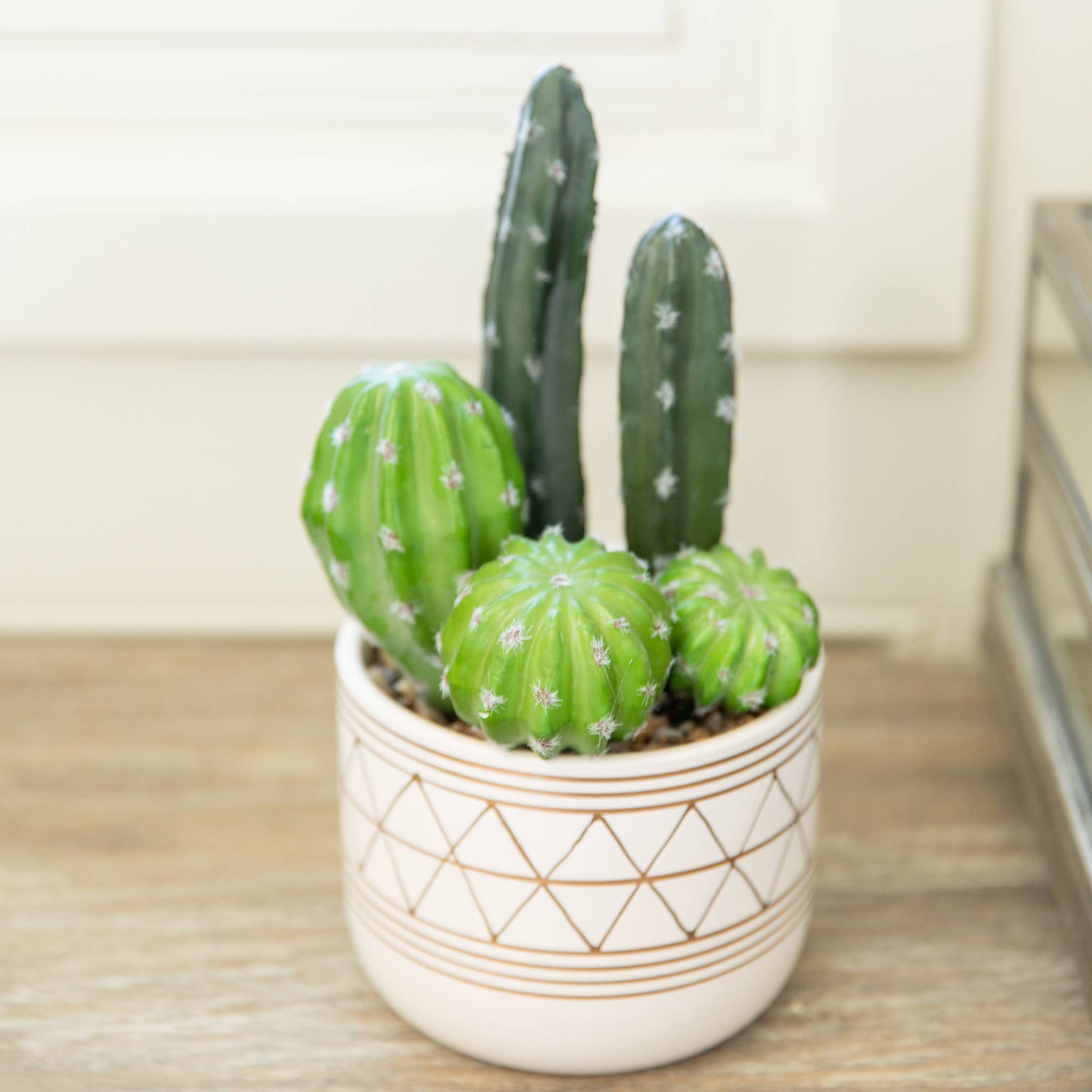 Flora Bunda Inc - Vente Plantes artificielles - Faux cactus dans un pot géométrique en céramique2