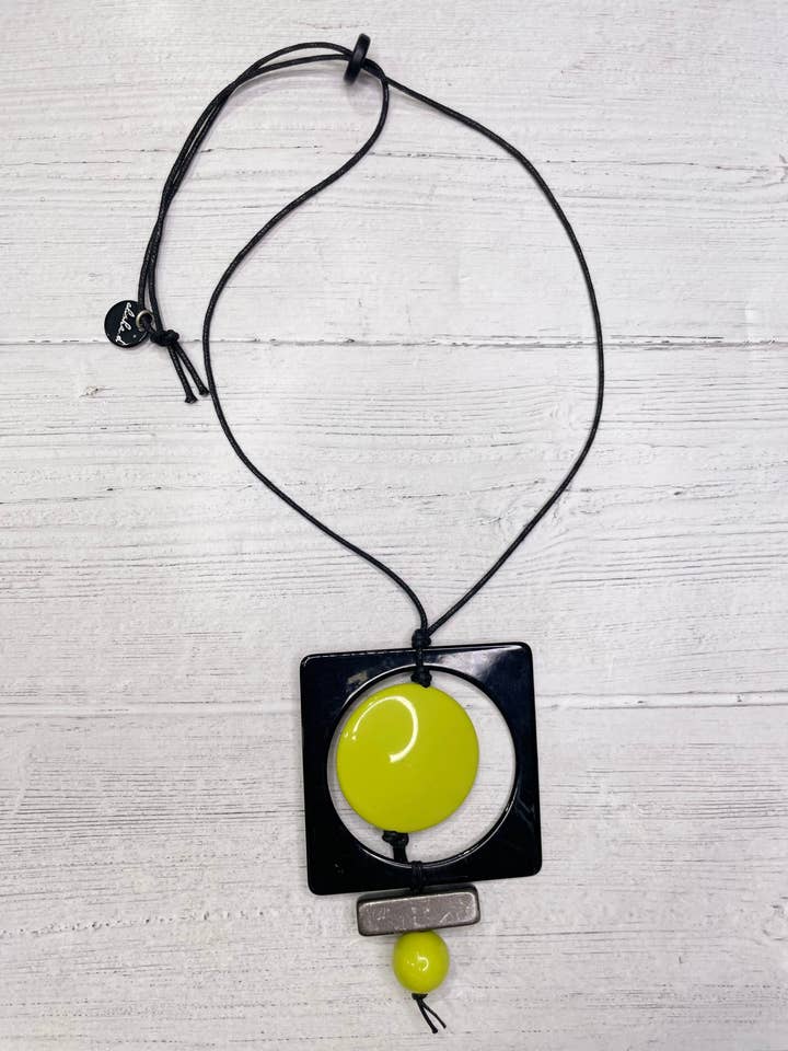 Colar Alisha.D com pendente quadrado cor lima — Feito em Itália por atacado de LIOR / ALISHA D
