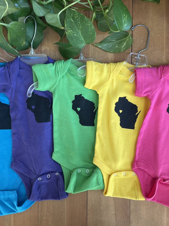 Wisconsin Love Baby Body Anzug für den Großhandel von Tangled Up In Hue