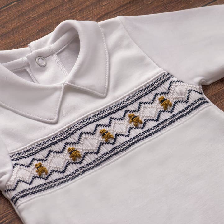 Beren in marinewitte gesmokte babyfootie voor wholesale door Almudena Baby