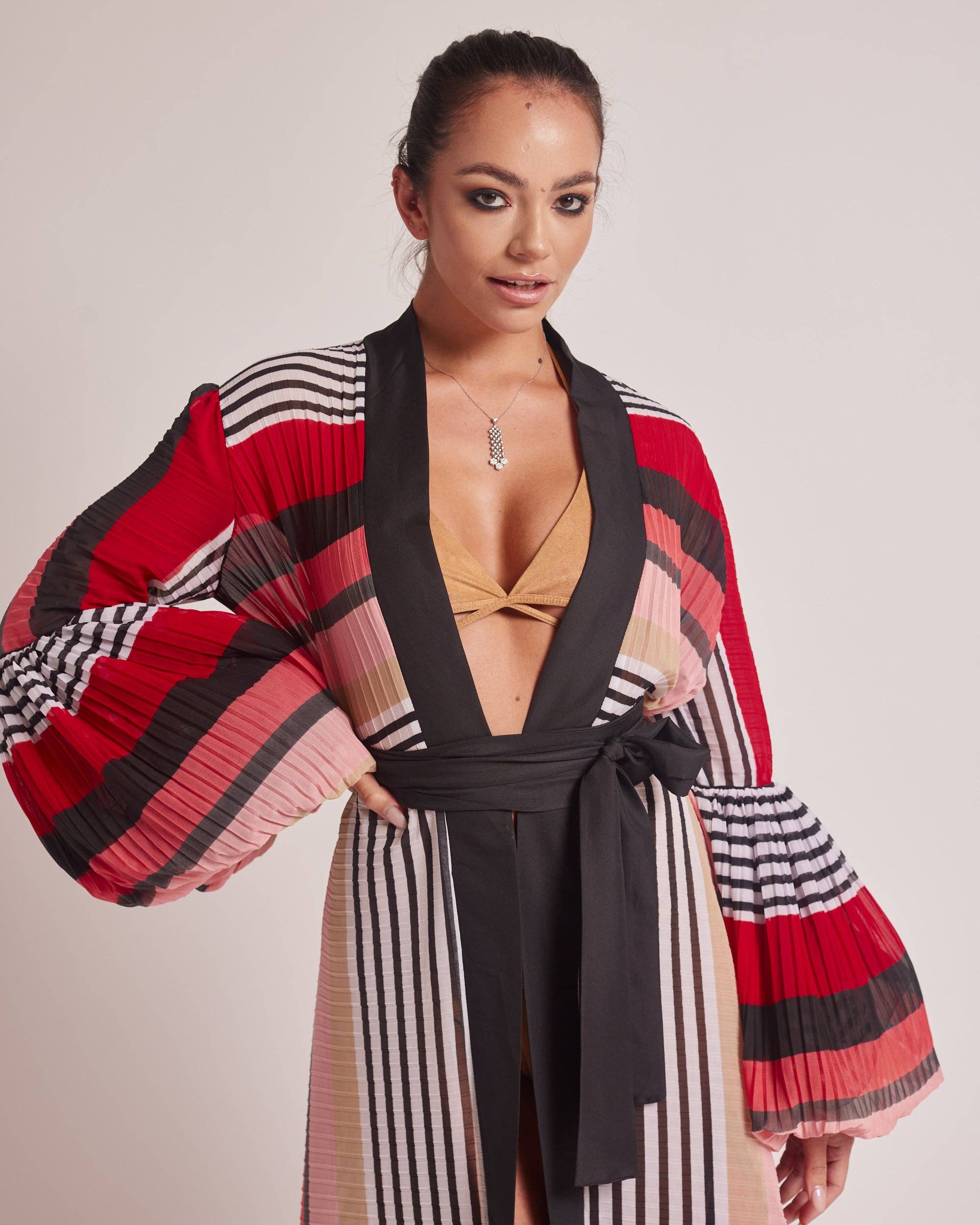 Rojo con estampado de líneas geométricas Kimono rojo con estampado de líneas geométricas de venta al por mayor en Faire3