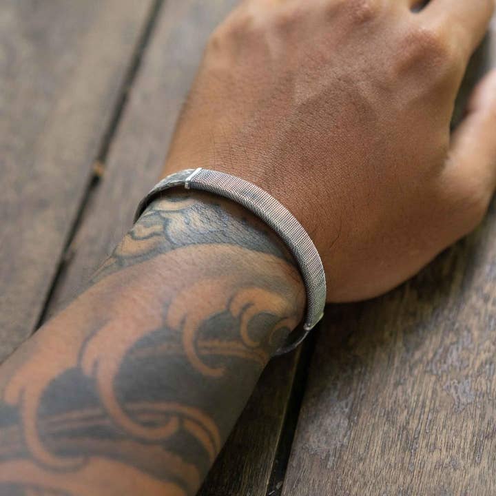 Sølv manchet armbånd til mænd håndlavet i Italien for engroshandel hos Aline Bassani