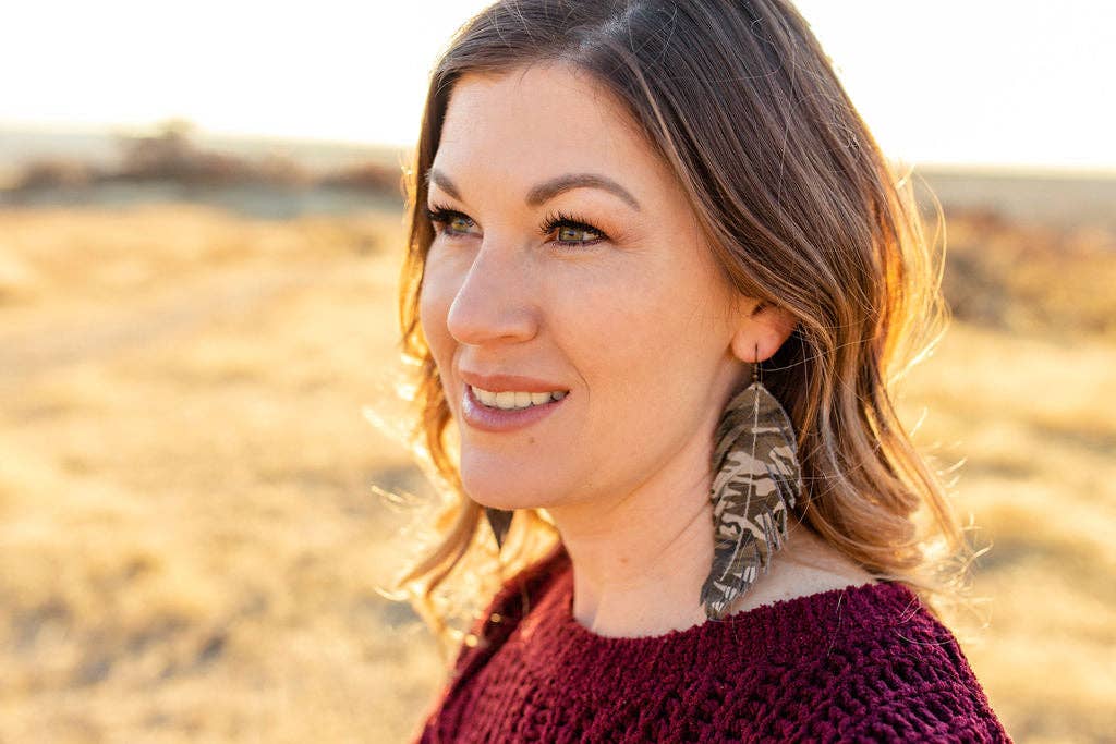 Inspired by Jenna - Vente Boucles d'oreilles pendantes - Boucles d'oreilles plumes en cuir camouflage vert armée (4 tailles)5