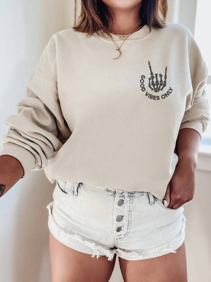 PULL RAS DU COU GOOD VIBES pour la vente par LOLA MAGNOLIA