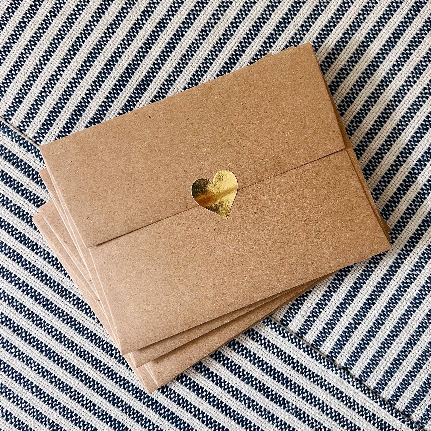 Abigail Jayne Design - Vente Étiquette cadeau - Autocollants en forme de cœur en aluminium doré - Ensemble de 36 | Étiquette-cadeau2