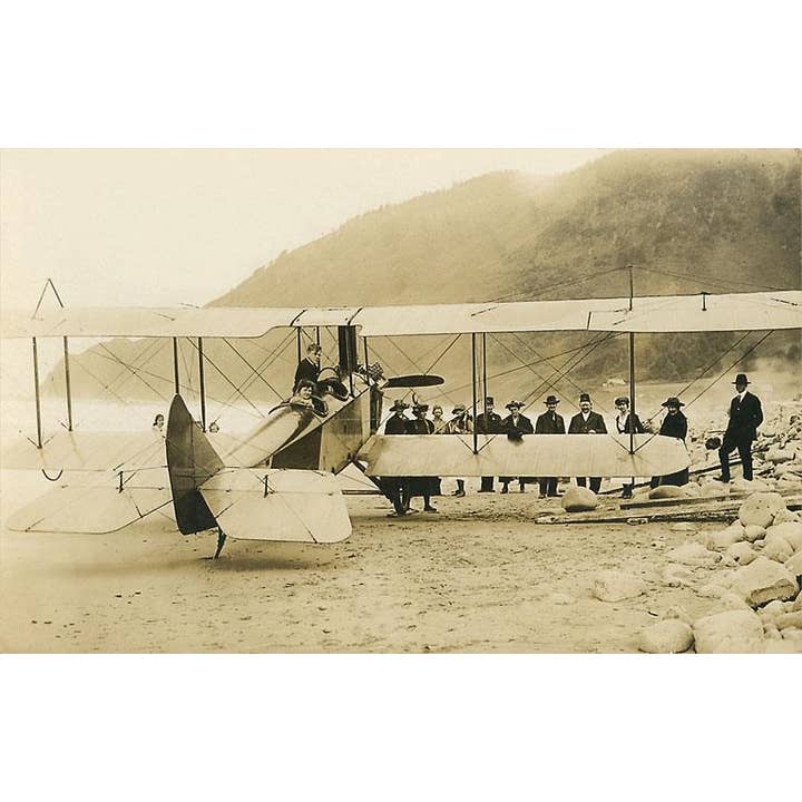 Magnete AV-211 Biplano Vintage sulla Spiaggia per la vendita all'ingrosso da parte di Found Image Press