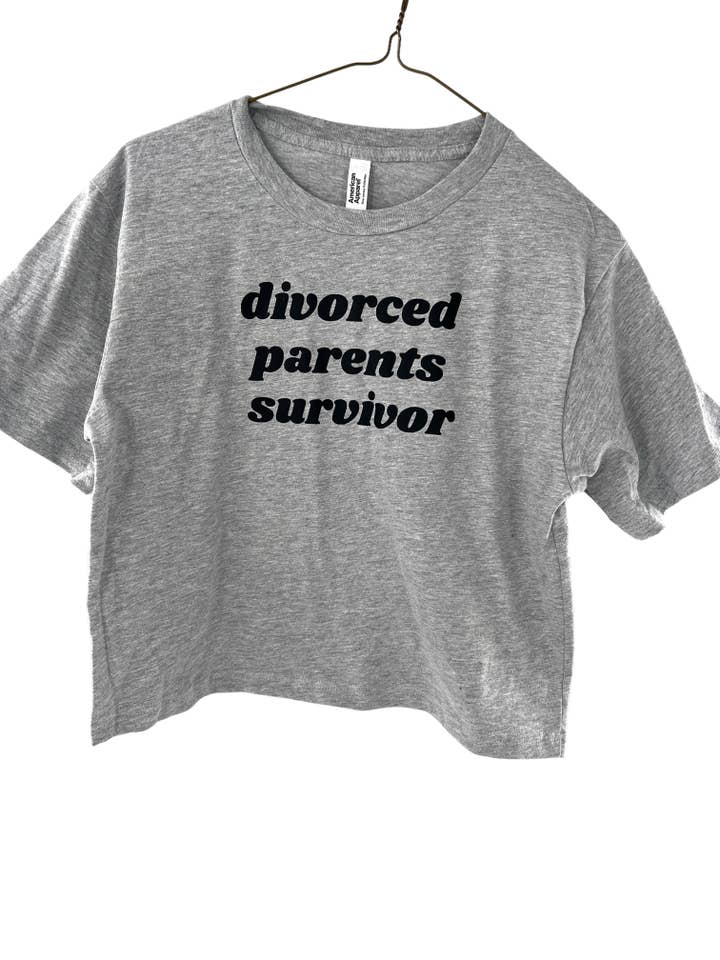 T-shirt Curto Recortado "Divorced Parents Survivor" por atacado de Totally Iced Out