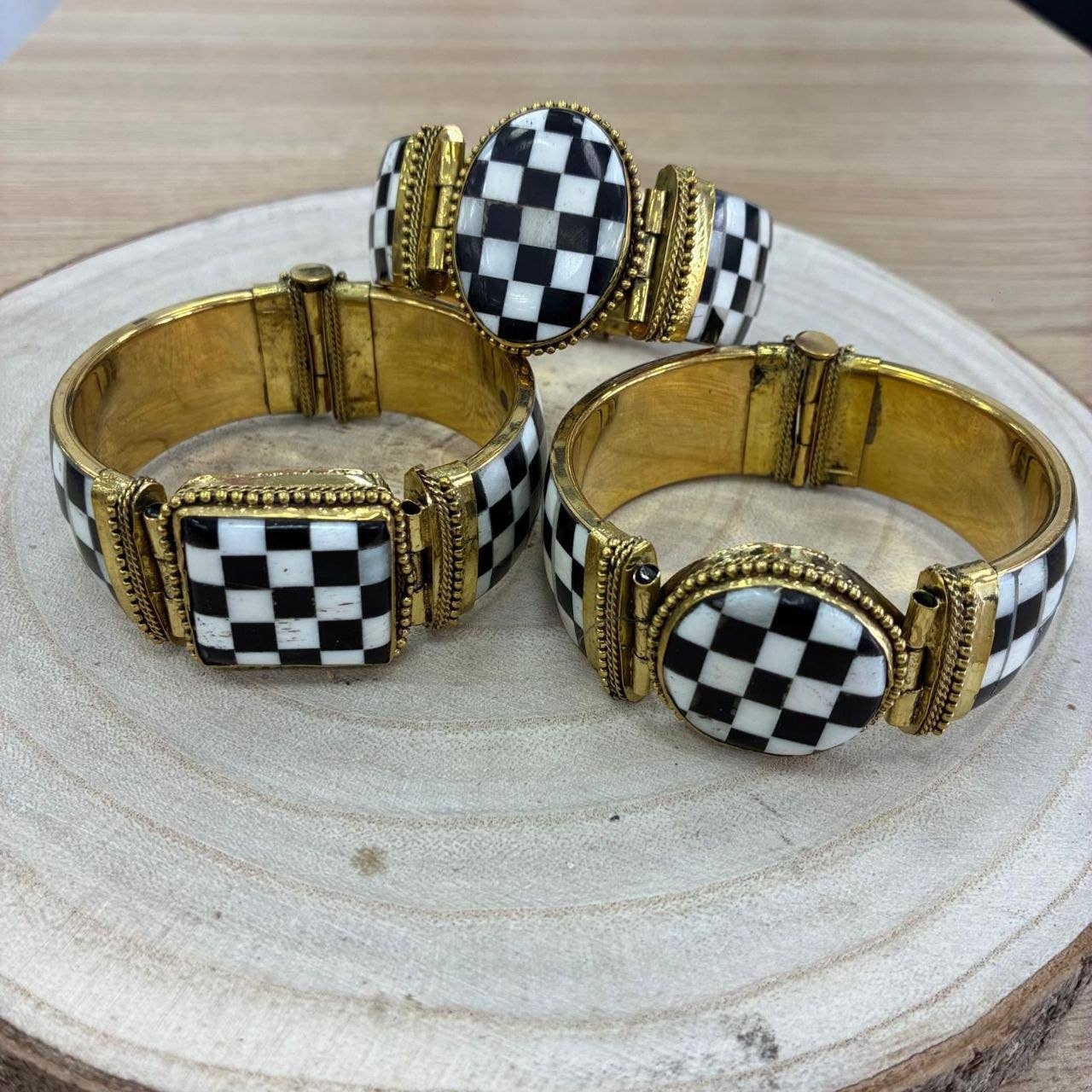 Hecho a mano – wholesale Manschettarmband – Armband med färgade stenar.2