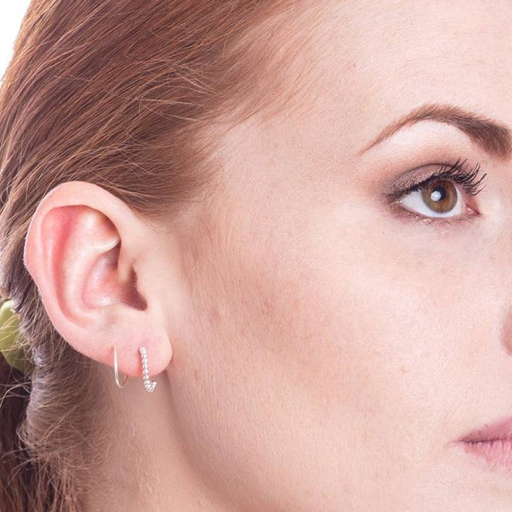 Otis Jaxon London – Großhandel Einzelohrring – Piercing-Ohrringe mit Perlen, doppelte Kreolen, Spirale