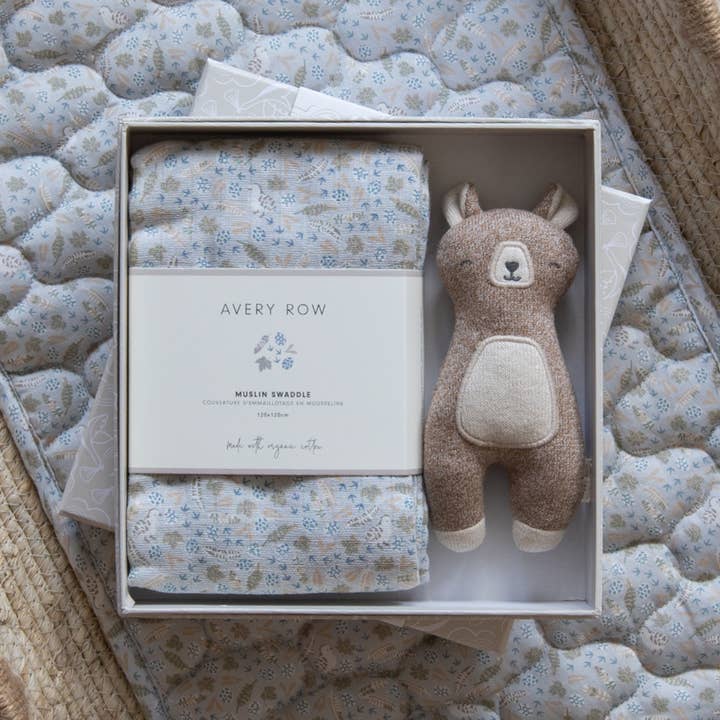 Set de Regalo para Bebé Recién Nacido Swaddle & Cuddle - Sendero Natural para venta al por mayor de Avery Row