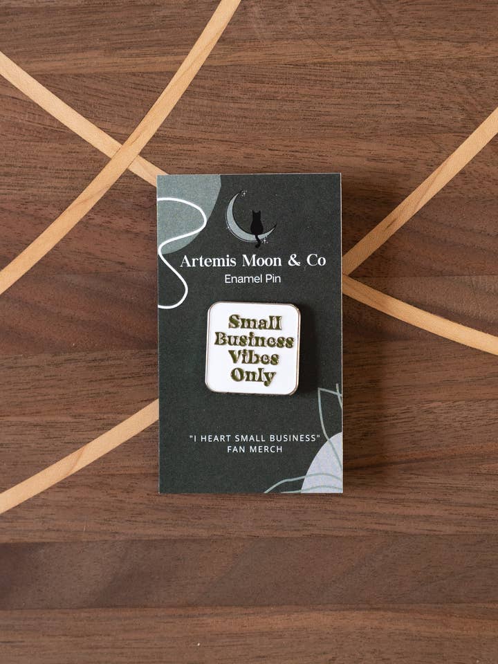 Épinglette en émail Vibes Only pour petites entreprises pour la vente par Artemis Moon and Co