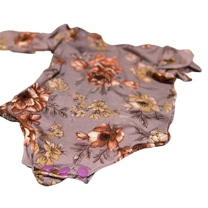 Onsie florale pour la vente par Treasurestinydesigns