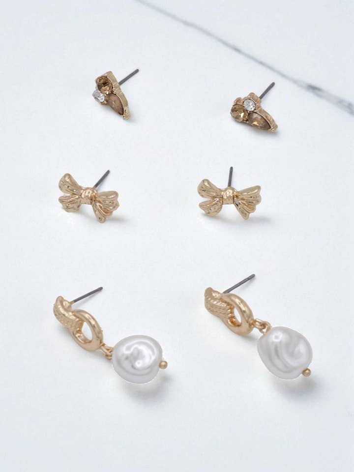 Sæt med øreringe i blandet metal og cremefarvede perler for engroshandel hos Mint & Shine