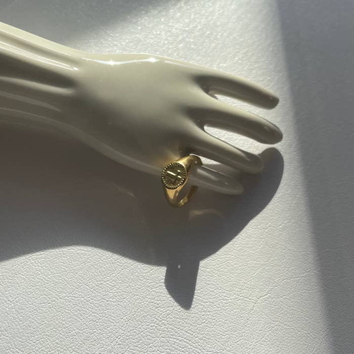 Bague Sceau Croix (Plaqué or) pour la vente par Chibi Jewels