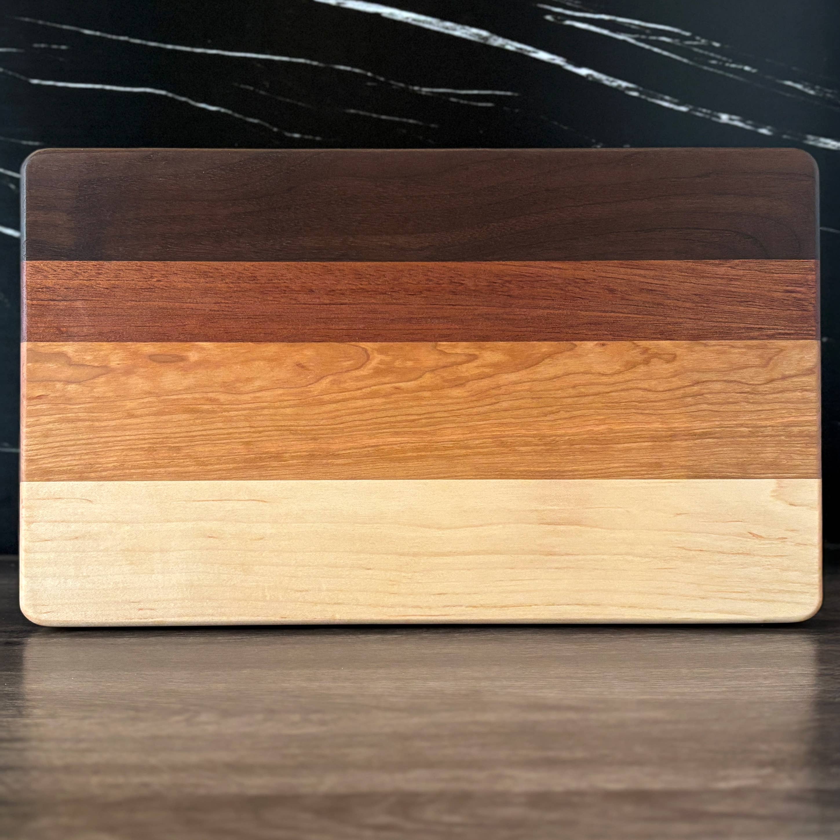 Holzer Handcrafted ® - Vente Planche à découper - Planche à découper artisanale 16" x 10" x 0,8" | Bois dur érable, cerisier, sapele, noyer | Holzer Handcrafted0