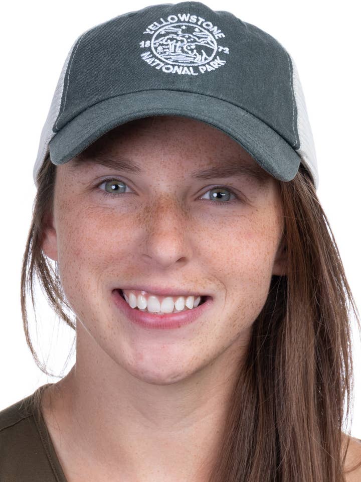 Parc national de Yellowstone fondé en 1872 | Casquette de baseball de randonnée Wyoming pour hommes et femmes pour la vente par Ann Arbor Tees