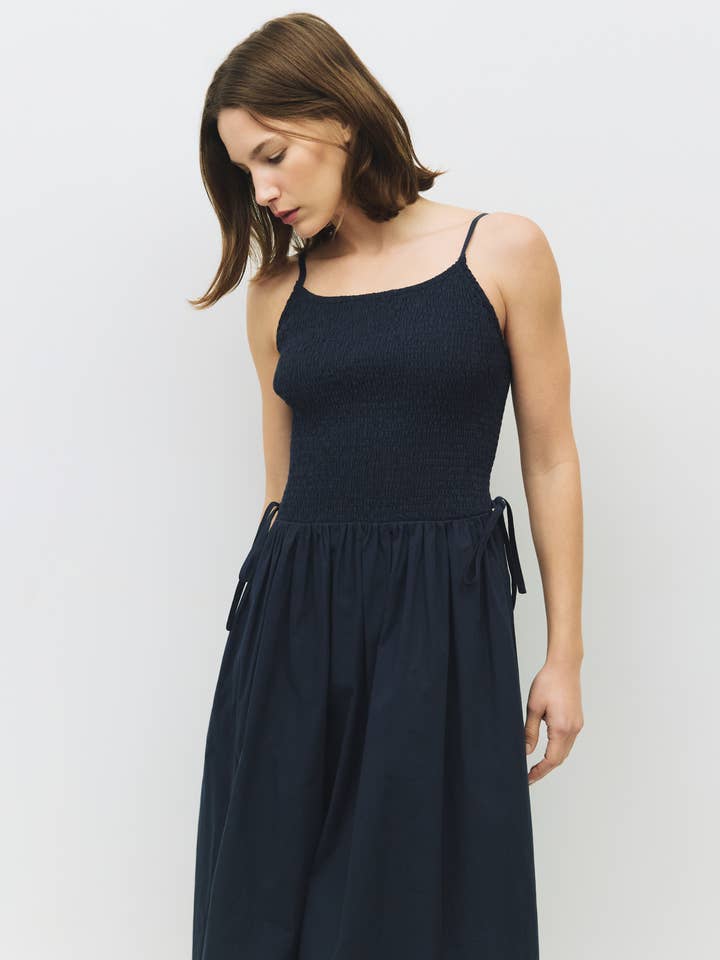 The Jenni Kleid | Midikleid mit Smok-Einsatz und seitlichen Bändern für den Großhandel von MOD REF