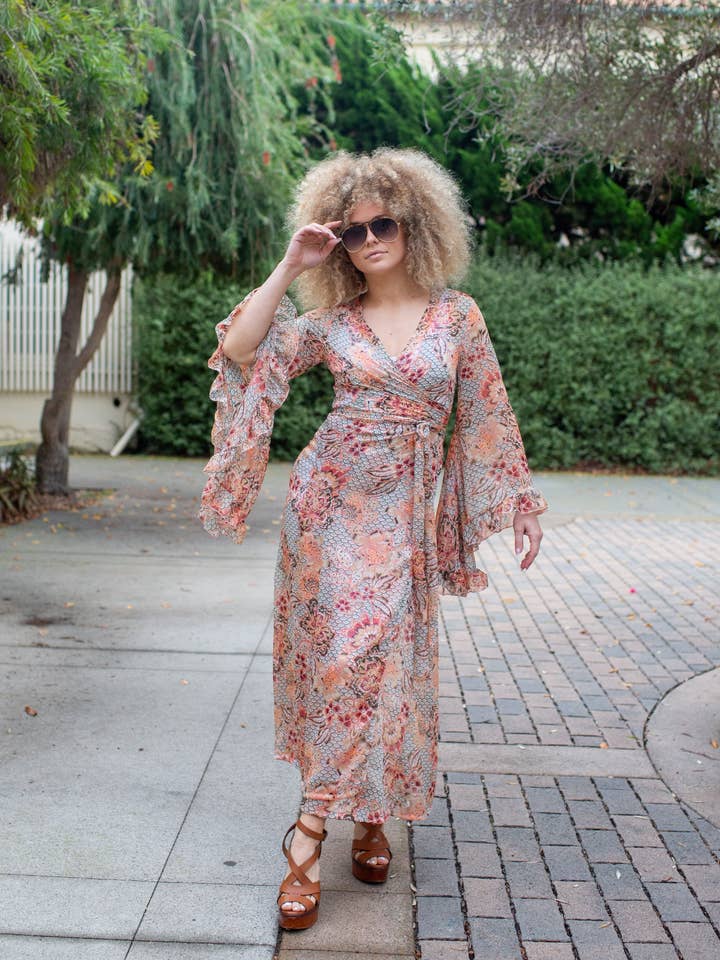 Robe portefeuille Boogie Muse en Serpentine Rose PRÉ-COMMANDE pour la vente par Jennafer Grace