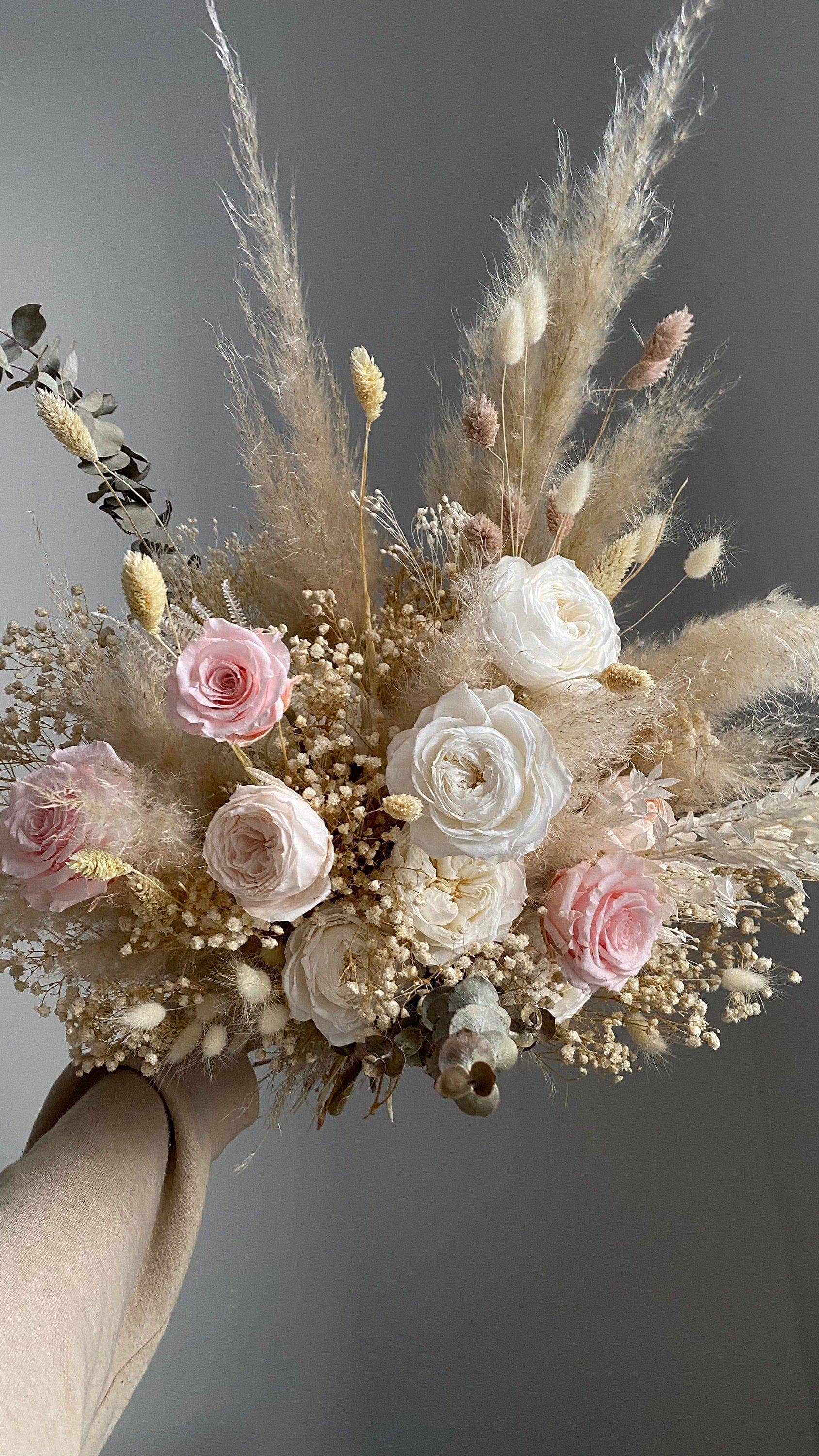 Hidden Botanics – wholesale Torkade/pressade blommor – Brudbukett med torkade blommor i sandfärgat creme och pastellrosa3