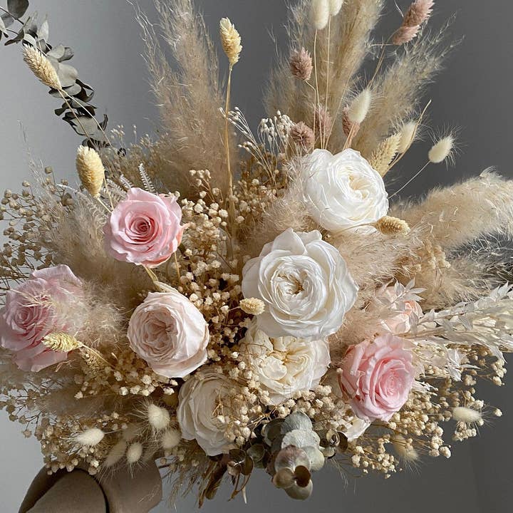 Hidden Botanics – wholesale Torkade/pressade blommor – Brudbukett med torkade blommor i sandfärgat creme och pastellrosa3
