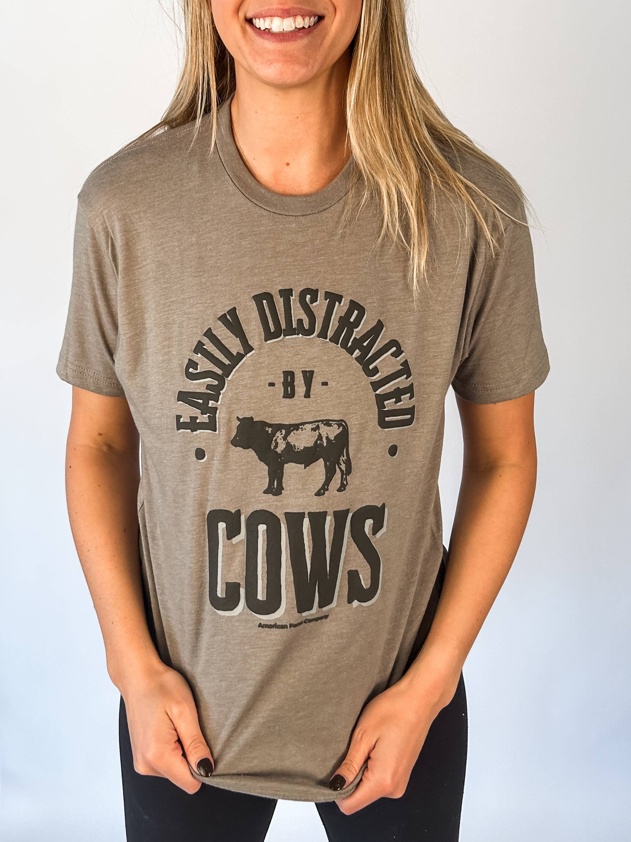 American Farm Company - Vente T-shirt sérigraphié – unisexe - T-shirt graphique Western « Easily Distracted By Cows »0