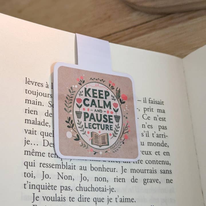 Magnetiskt bokmärke "Keep calm and Pause lecture" för wholesale av Nini La Fourmi